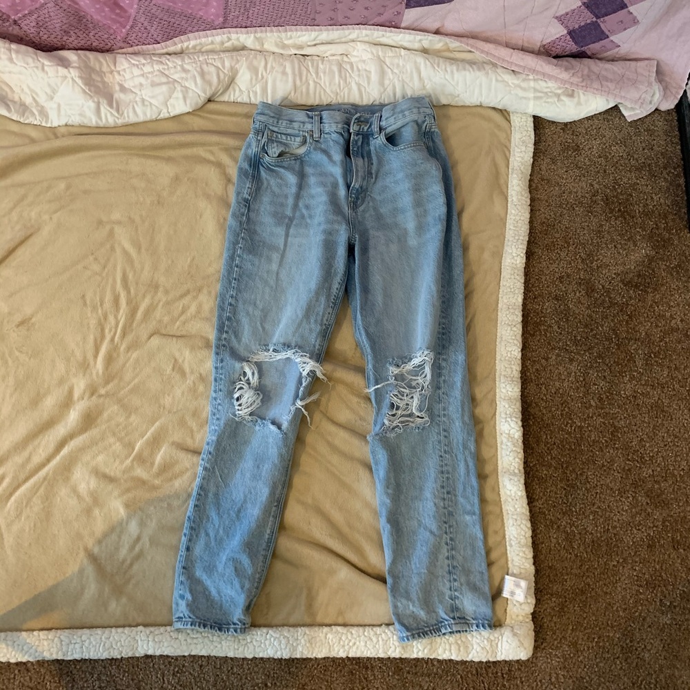 AMERICAN EAGLE MOM JEANS